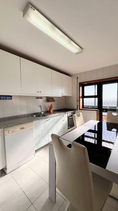 Alugo quarto no porto