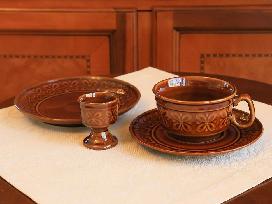 Pruszkowski porcelit „Kokardki” – serwis w stylu PRL