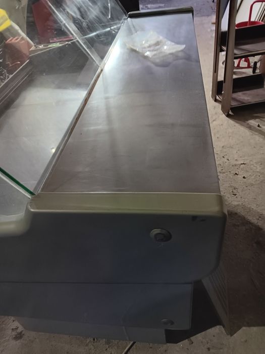 Lada chłodnicza sprawna.