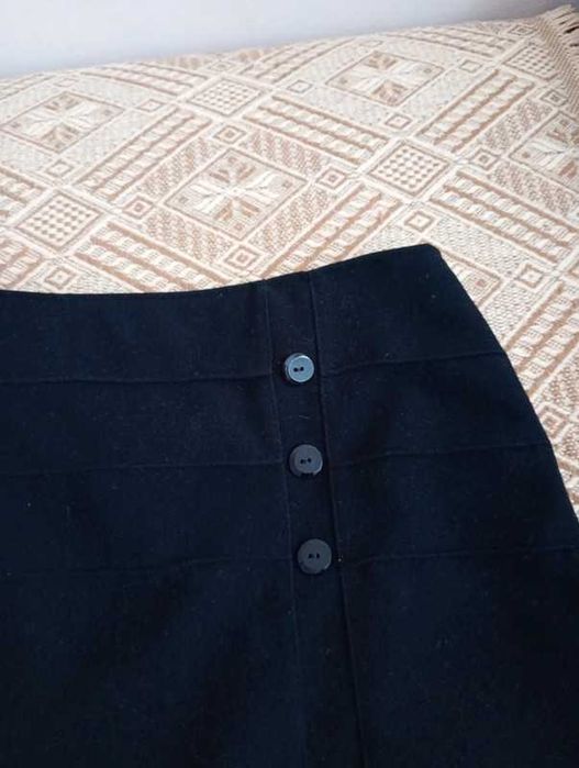 Elegancka spódnica z ozdobnymi guzikami vintage