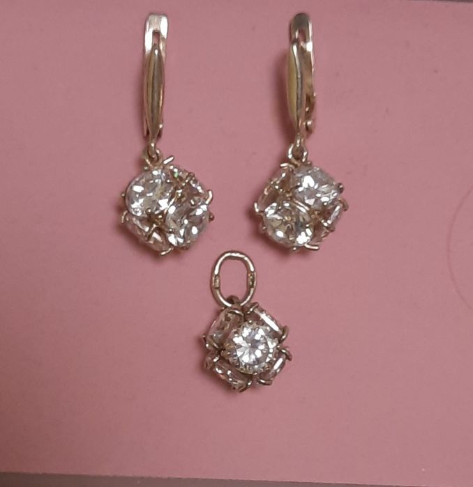 Продам срібний комплект з фіанітами