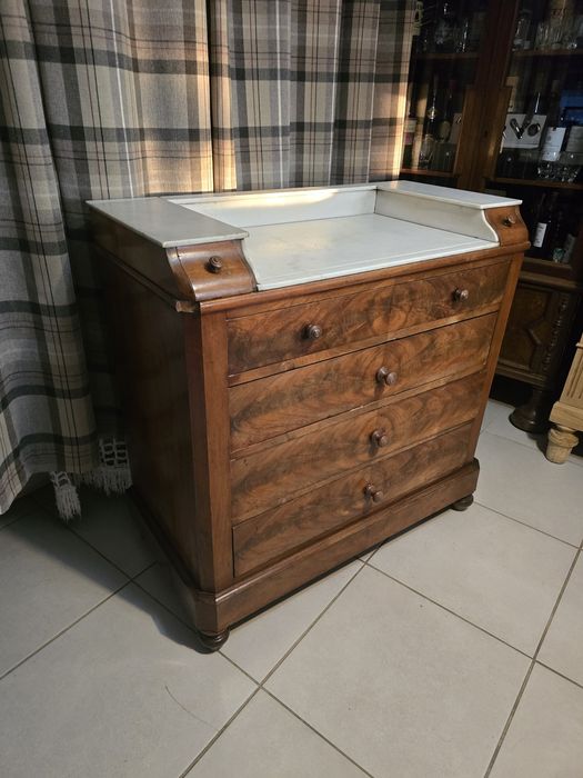 Zabytkowa zadbana komoda