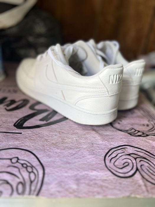 продам кроссовки Nike белые 46 размер