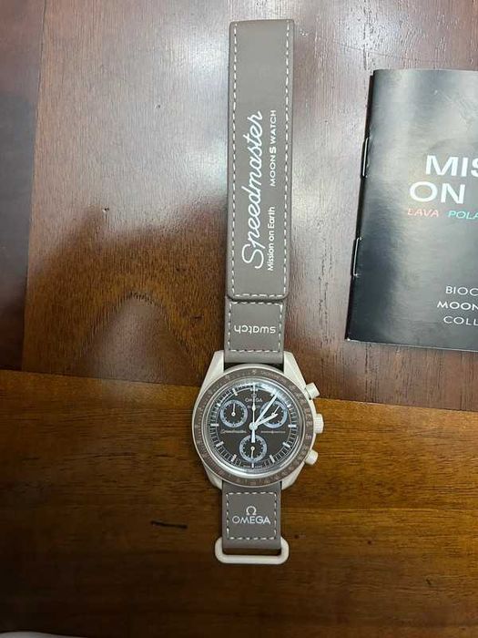 Desert MoonSwatch SO33T103 – Omega x Swatch Sahara Styl