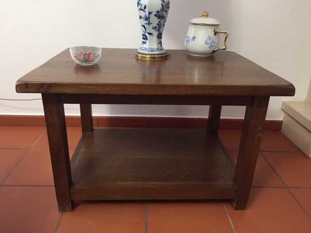 Mesa de sala em madeira
