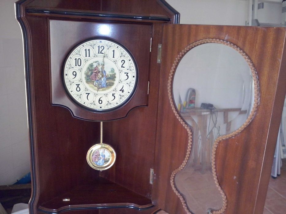Relógio de sala de canto em mogno
