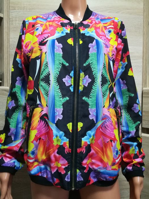 Блузки женские лёгкие, разные.