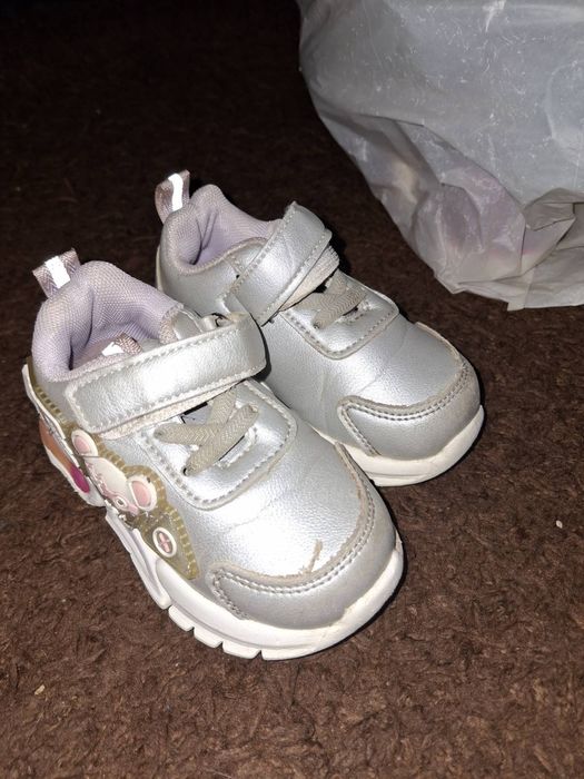 Кросівки на дівчинку 50 грн