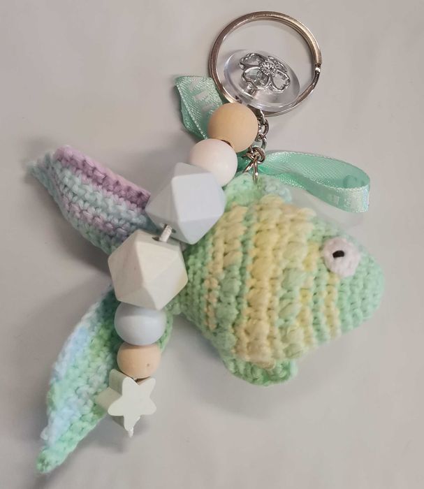 Brelok rybka z drewnianą zawieszką