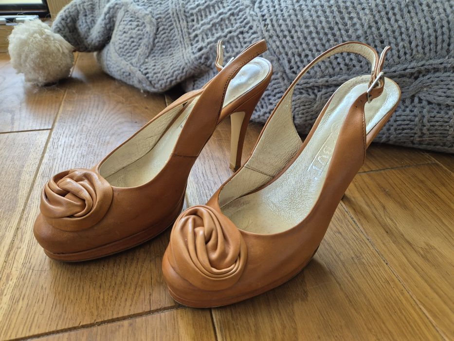 Buty skórzane,  szpilki, róża,  beżowe,  skóra naturalnia, topbut r.36