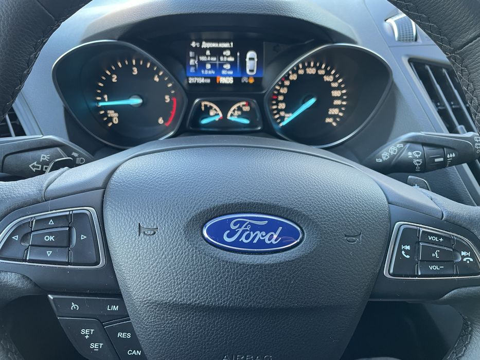 Продам Ford Kuga 2017 года дизель без подкрасов с родным пробегом