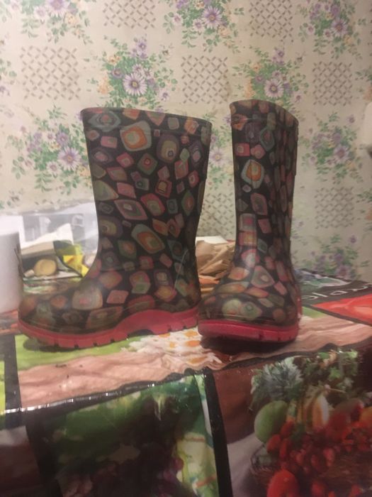 Продам детские ботинки резиновые