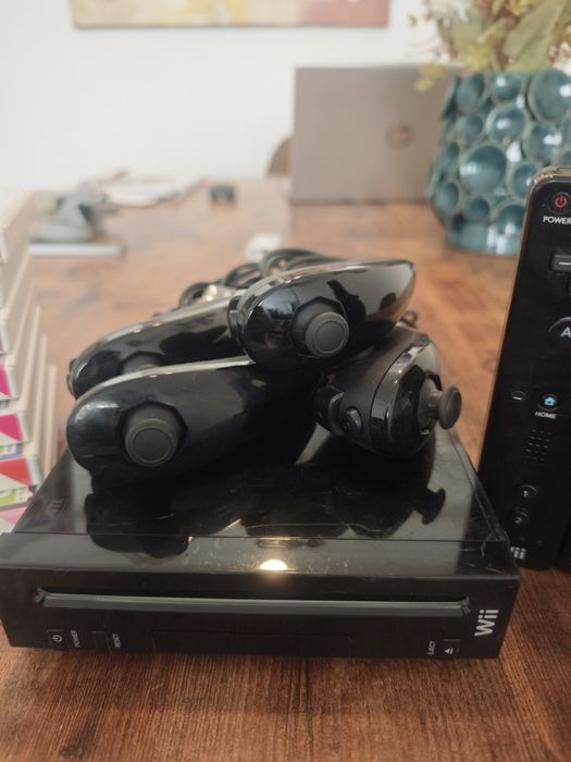 Wii Preta com 4 comandos e vários jogos