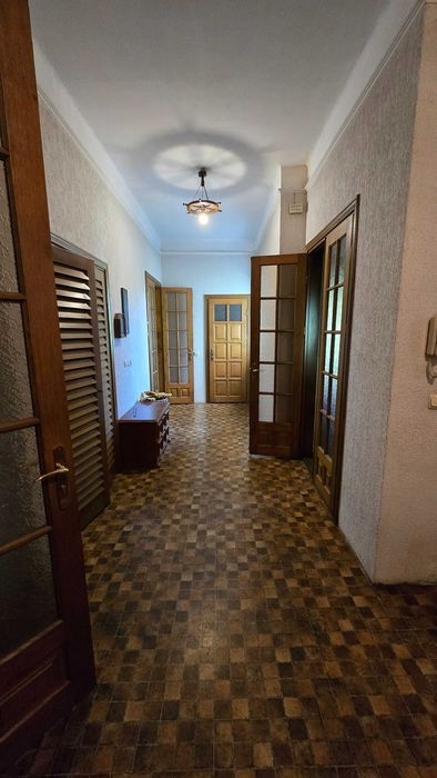 Продається будинок в центрі міста.