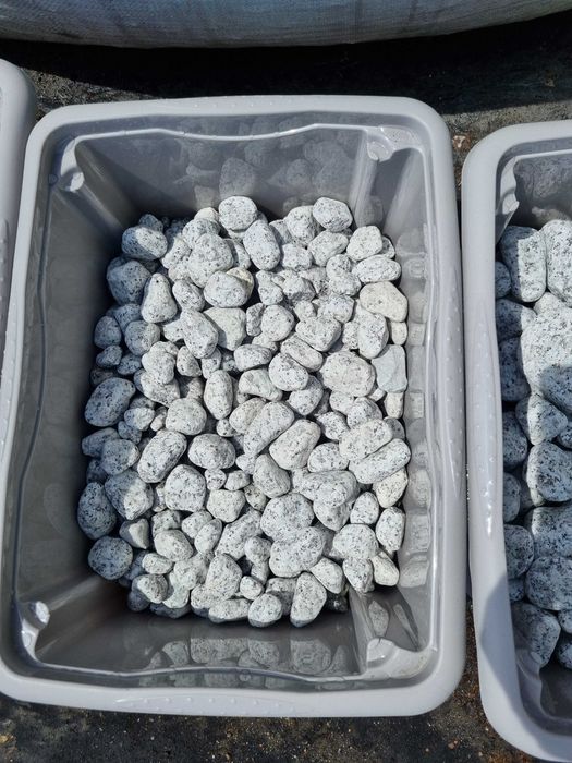 Kamienie granitowe otaczane rozne frakcje  ozdobny