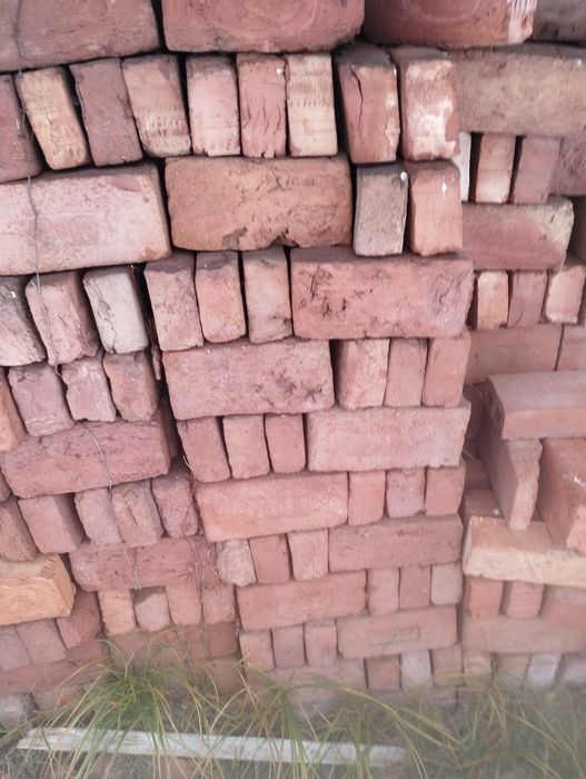 Stara cegła z lat 80 nieużywana