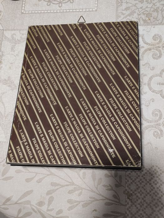 Quadro com flores em porcelana