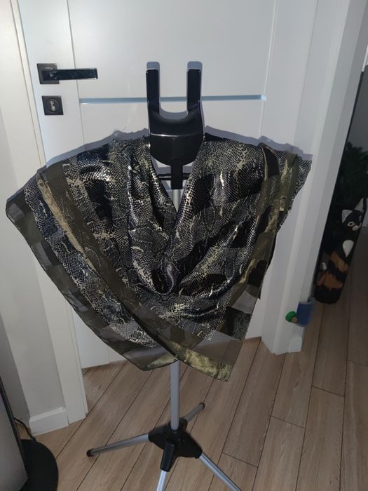 Chusta o długości 100 cm, wykonana z poliestru włoskiego pochodzenia.
