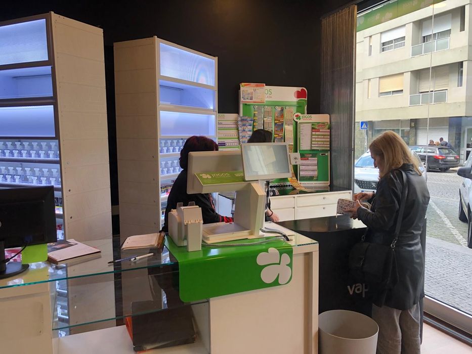 Trespasse de Tabacaria com Jogos Santa Casa junto ao metro Combatentes