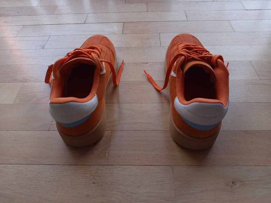 Pomarańczowe buty Bershka