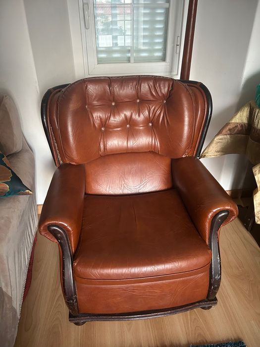 Dois cadeirões de madeira