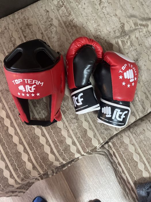 Шлем, рукавички, тхенквондо