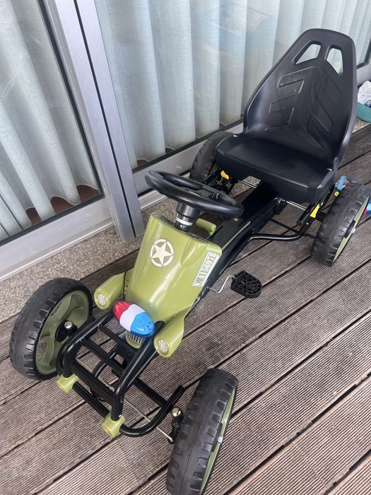 Vendo carro a pedais para criança