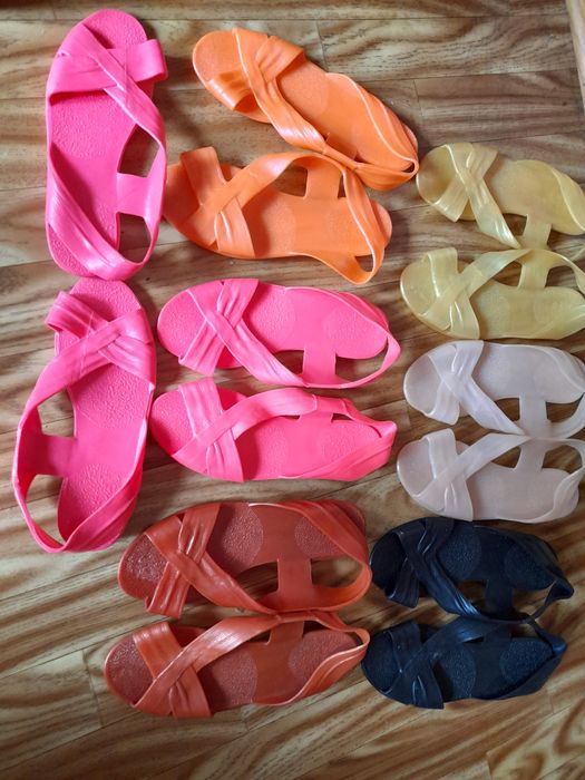 1 Letnie obuwie z miekiego tworzywa dl 23cm-10zl para