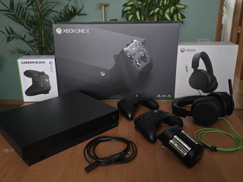 Xbox One X  1TB bardzo dobry stan z 2 padami + słuchawki