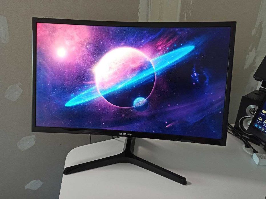 Samsung C24F396FHI 24" Curved VA / Full HD / HDMI / FreeSync / VESA