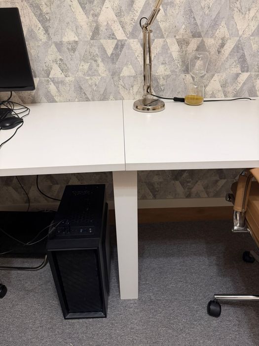 Secretárias brancas (170cm comprimento x 70cm largura x 73 altura)