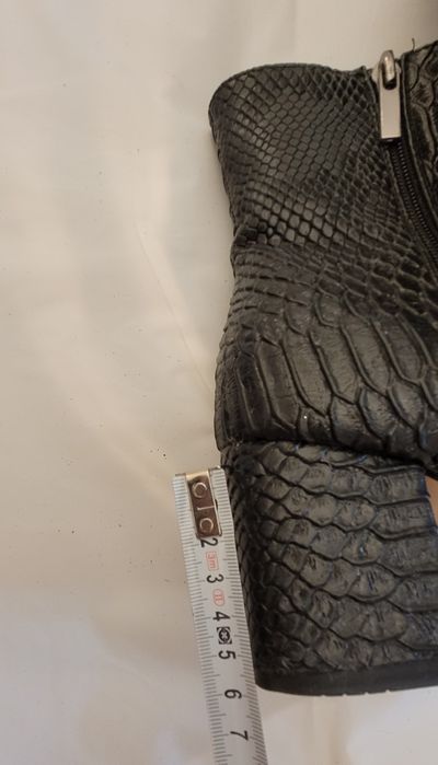 Czarne botki w wężową skórę r. 38