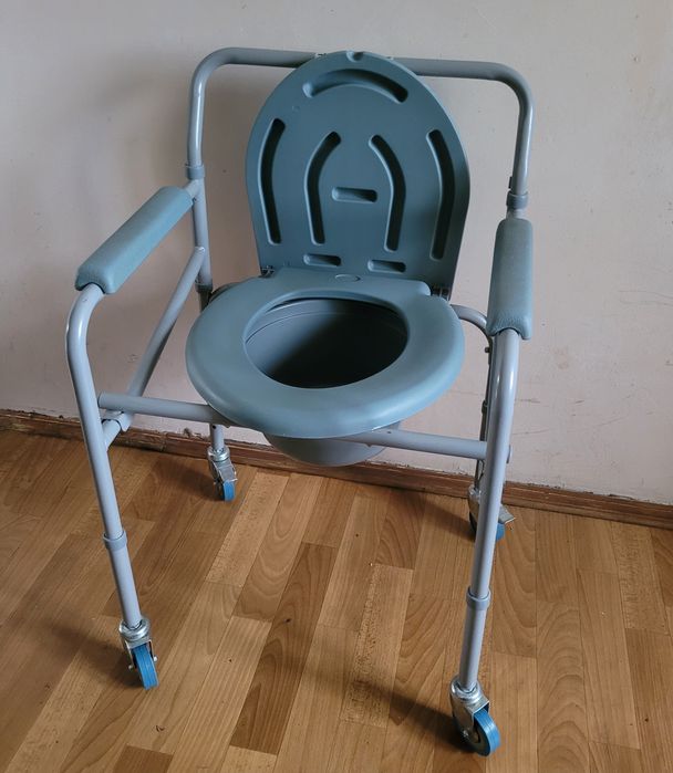 Складаний стілець-туалет VH606 з регулюванням висоти, на колесах.