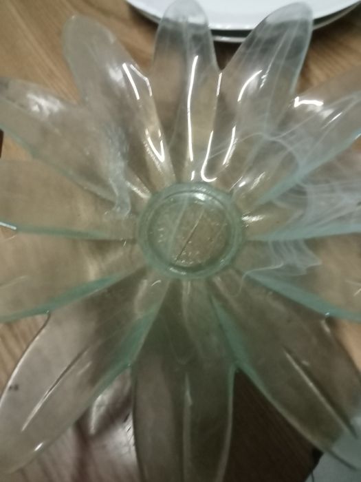 Pratos de sopa e rasos,uma fruteira uma tarteira.