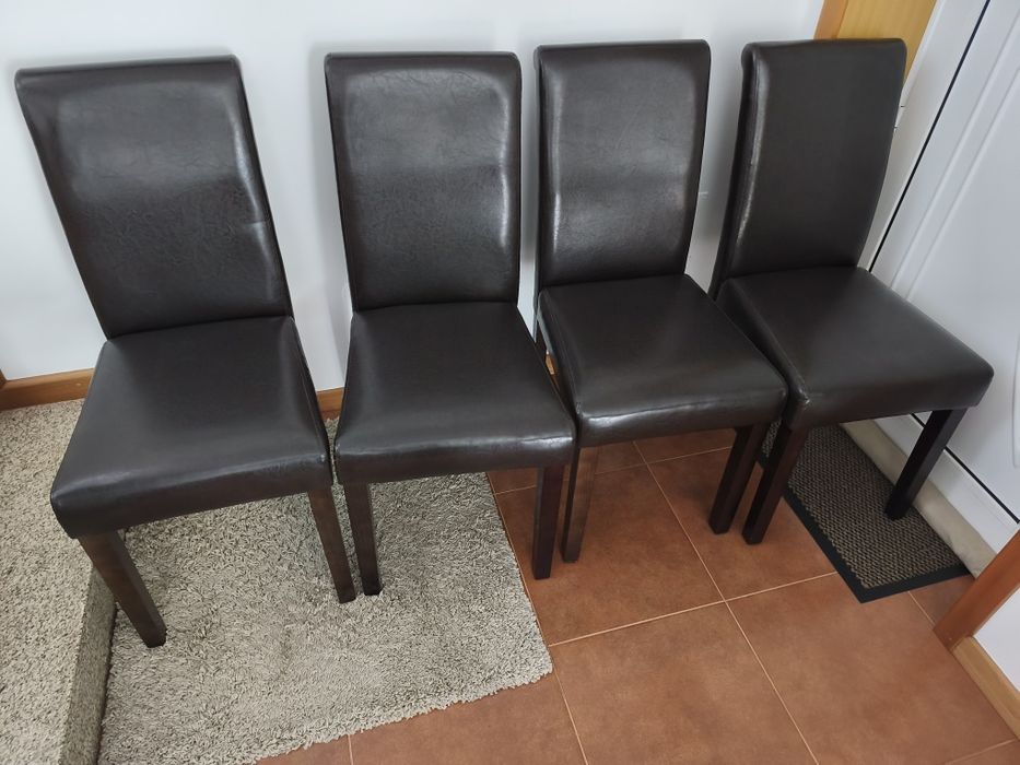 Mesa extensível com 4 cadeiras como novas vendo á melhor oferta