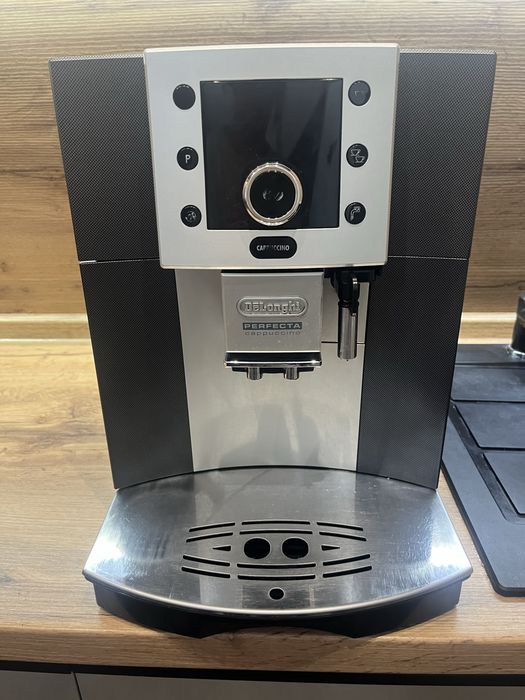 Продам кавомащину Delonghi perfecta.
