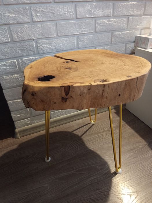 Stolik z plastra drewna. Dąb..