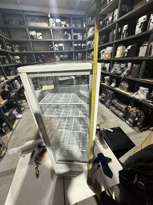 Холодильна вітрина майже нова