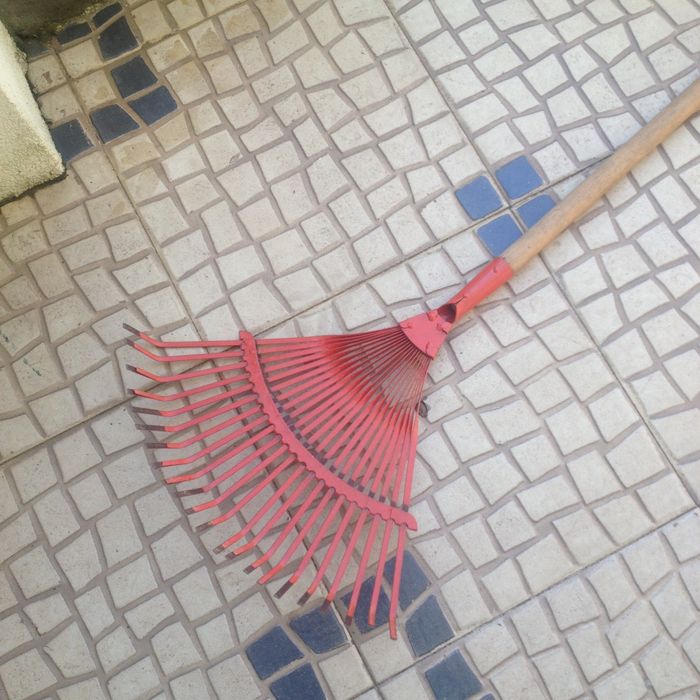 Ancinho de jardim apanha folhas como novo .