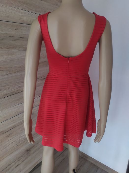 Sukienka Guess czerwona, na imprezę rozmiar 36