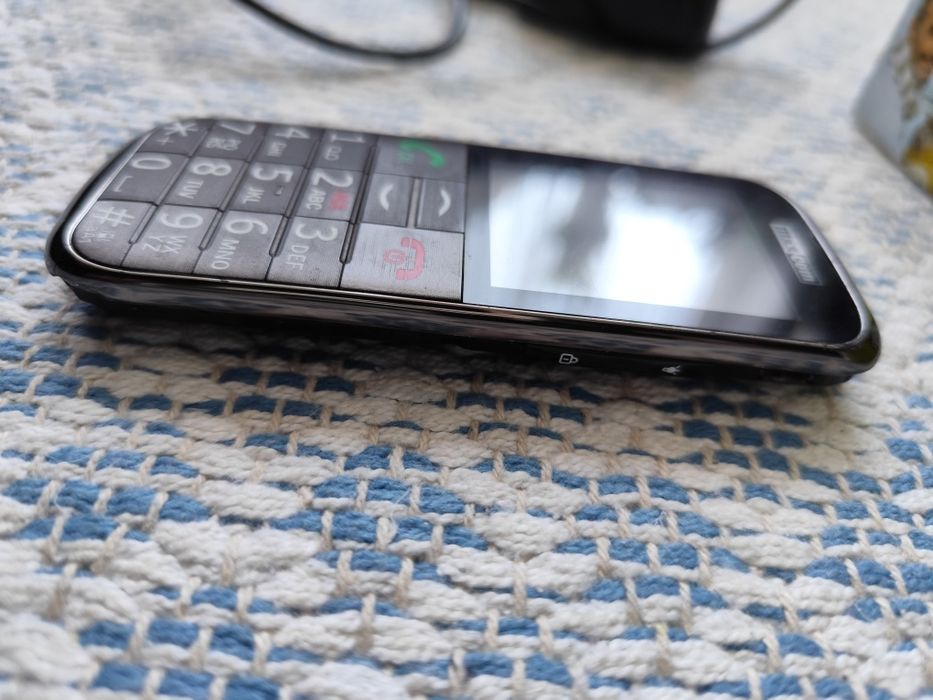 Telefon komórkowy Maxcom MM721 + ładowarka i baza,  bez baterii