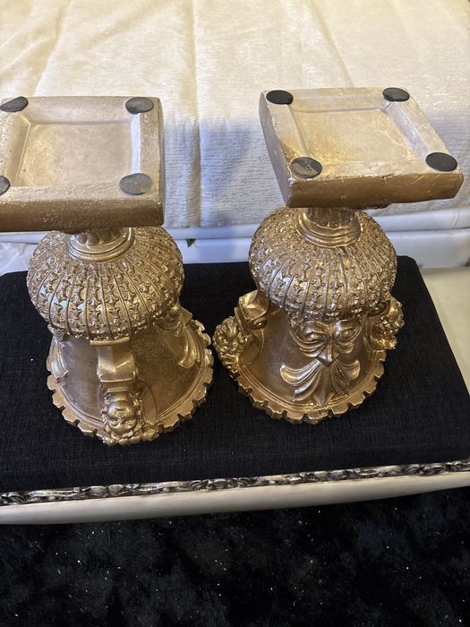 Par de jarras douradas com figuras de anjos com 45cm de altura