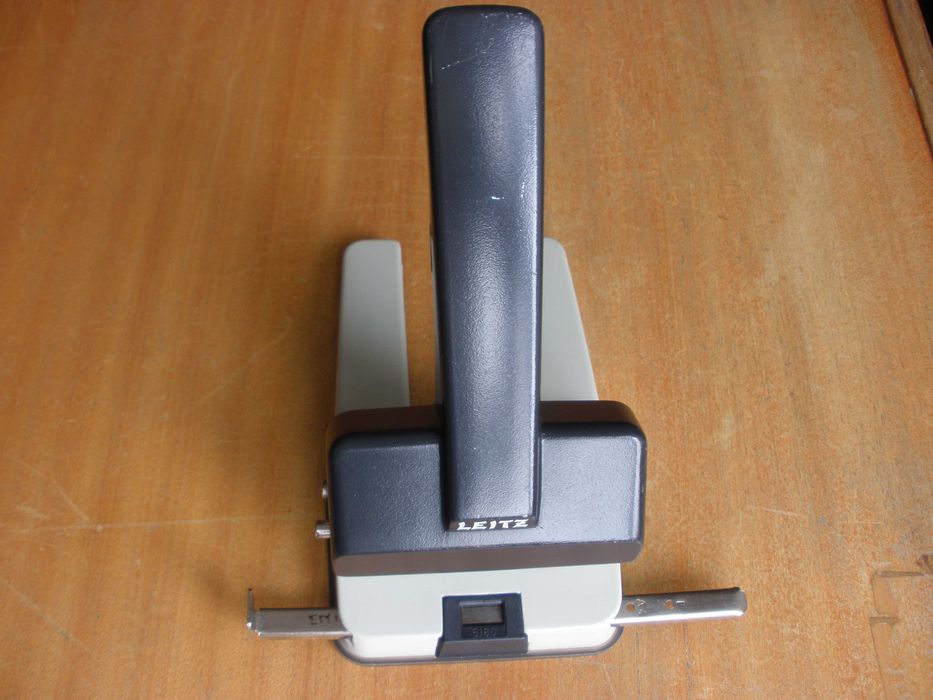 Furador de papel manual, Leitz