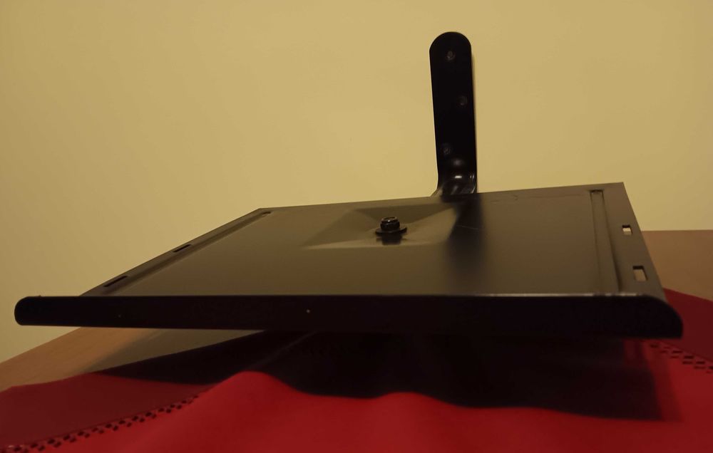 Suporte de parede giratório para televisão pequena.