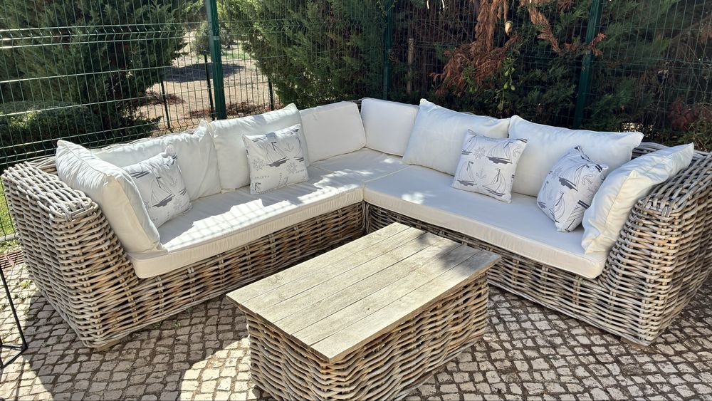 Sofá exterior com mesa