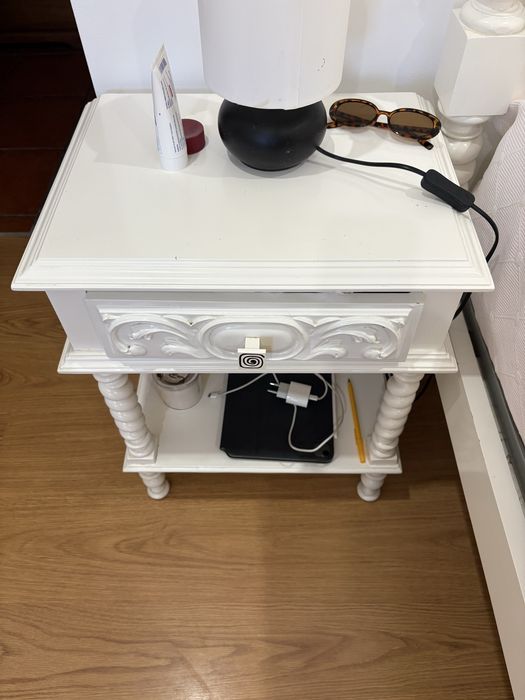Cama e 2 mesinhas de cabeceira