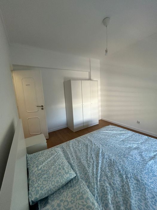 Alugo quarto de casal a 5 minutos da estação de comboio de Queluz e amadora.