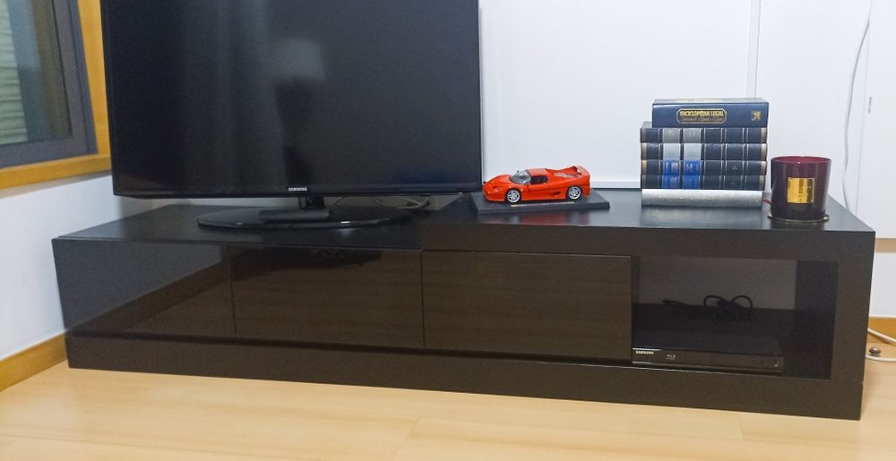 Móvel TV preto versátil