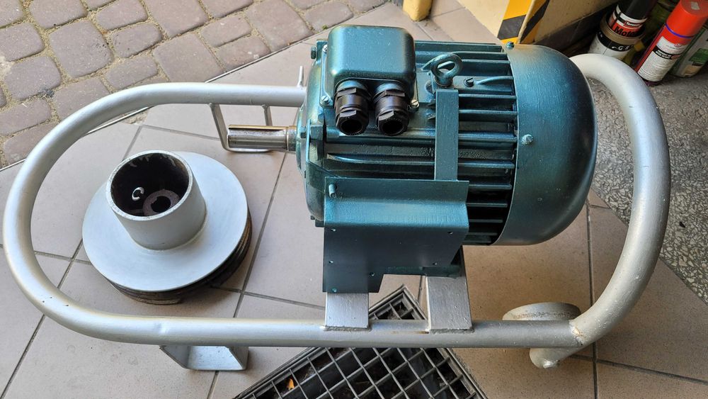 Silnik SZJe typ 44a 5,5KW 400V na wózku + koło pasowe