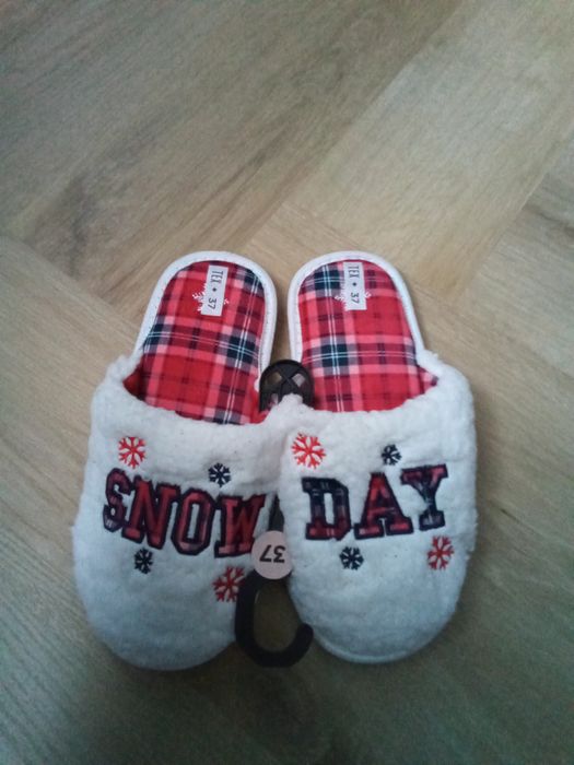 Nowe damskie kapcie świąteczne rozmiar 37